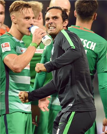 So freute sich Bremens Trainer Alexander Nouri über die ersten Punkte für Werder...