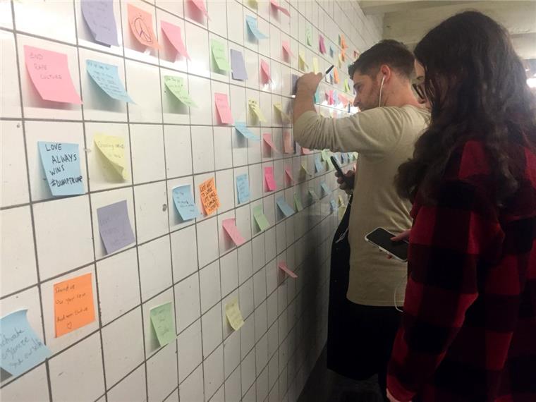 So funktioniert die "U-Bahn-Therapie": Passanten beschriften in der U-Bahnstation 14th Street Klebezettel und nutzen die gekachelte Wand, um Dampf nach dem Wahlsieg von Donald Trump abzulassen.