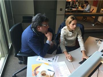 So funktioniert&apos;s: Landkreis-Redakteur Andreas Schoener und Moderatorin Britta Lumma sprechen sich ab.