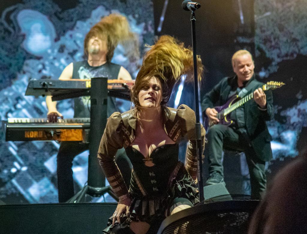 So geht Headbanging! Floor Jansen und Nightwish machen es vor.