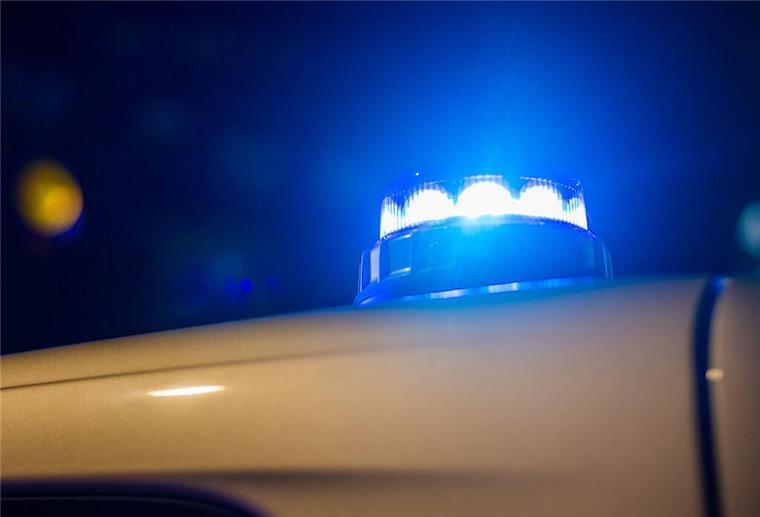 Ein Blaulicht leuchtet auf dem Dach eines Polizeifahrzeugs.