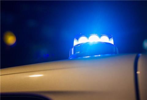 Ein Blaulicht leuchtet auf dem Dach eines Polizeifahrzeugs.