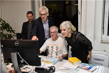 So geht Zeitung: Christian Klose, Christian Döscher, Torsten Melchers und Ina Müller (von links) schauen sich das Blatt von morgen an. 