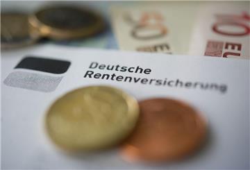 Eine Hand hält einen Brief der Deutschen Rentenversicherung. Rentner aufgepasst: Ein Antrag für Rentenzuschuss kann Hunderte Euro jährlich sparen.