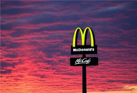 So gut wie jeder Mensch kennt dieses Zeichen und den Fastfood-Giganten McDonald‘s. Dennoch gibt es immer noch Fakten über den Konzern, die überraschen.