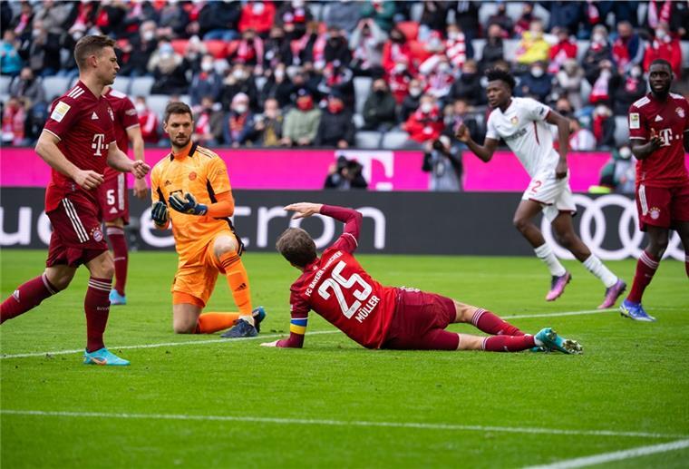 So hatte sich der Münchener Thomas Müller (Mitte) das nicht vorgestellt. Er schoss das 1:1-Unentschieden gegen Bayer Leverkusen - ein Eigentor.