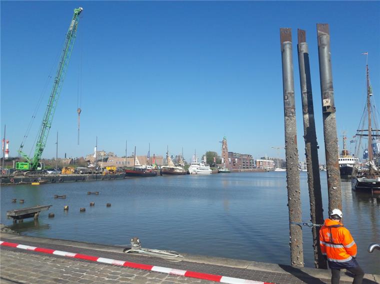 So hoch sollen die wiederverwerteten Eisenrohe nicht im Neuen Hafen stehen bleiben: Sie werden abgeschnitten und gereinigt.