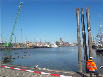 So hoch sollen die wiederverwerteten Eisenrohe nicht im Neuen Hafen stehen bleiben: Sie werden abgeschnitten und gereinigt.