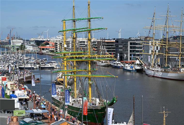 Maritime Tage in Bremerhaven mit der Alexander von Humboldt II. Erwartet werden zu dem Hafenfest rund 70 Schiffe. (zu dpa: «Maritime Tage in Bremerhaven ziehen rund 420.000 Menschen an»)
