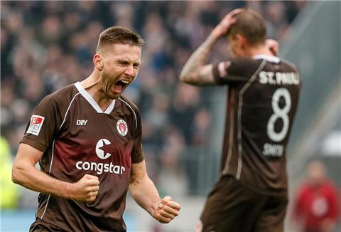 So jubelt man beim FC St. Pauli: Karol Mets feiert den Sieg.