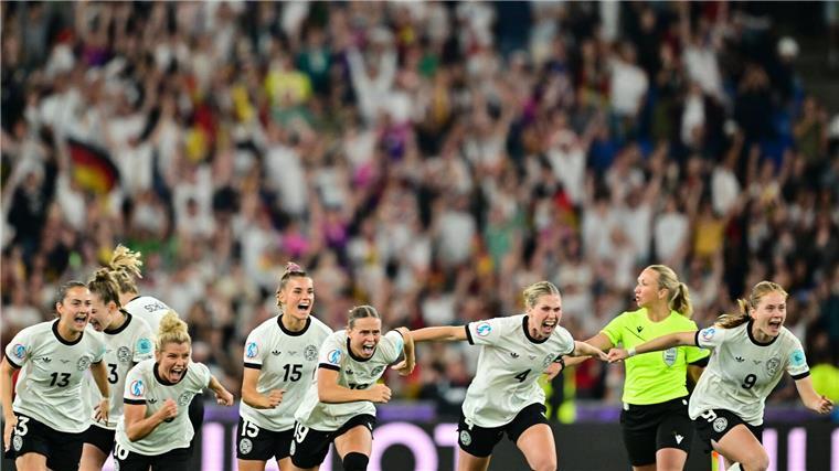 Für Opa ins Finale So jubelten die deutschen Fußballerinnen nach dem Einzug ins EM-Halbfinale und rannten sofort zu ihrer Torhüterin.