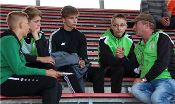 So kennen die Wehdeler Leichtathleten ihren Cheftrainer. Klaus Pahlow (rechts) bereitet TSV-Talente auf den Wettkampf vor. Damit ist jetzt aber Schluss. Pahlow hat sein Traineramt in Wehdel aufgegeben.   