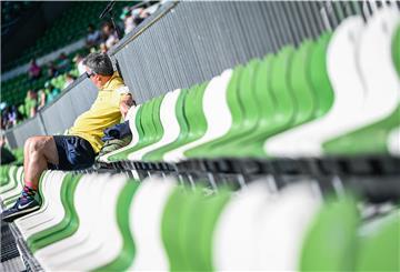 Ein Zuschauer auf den Rängen im Weser Stadion Bremen.