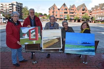So könnten Werke für die Ausstellung in Nordenhams Partnerstadt St.-Etienne-du-Rouvray aussehen. Ute Schäfer, Hans-Heinrich Berends, Dr. Peter Klan, Ursula Peschke-Maßmann und Jane Agena vom Kunstverein freuen sich auf viele eingereichte Zeichnungen und Bilder.