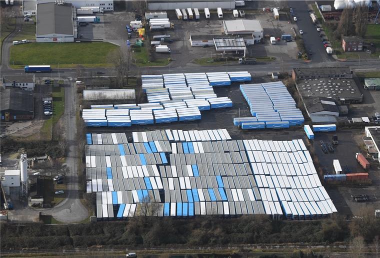 Verdi zur Trailer-Massen: Amazon will DHL überholen So kündigt sich eine Offensive an: Amazon hat allein auf diesem Areal im Fischereihafen von Bremerhaven über 700 Trailer zusammengezogen. Der Konzern hat sich auf den Weg gemacht, in Deutschland die meisten Pakete zuzustellen.