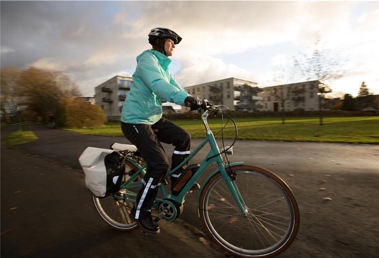 Radfahrerin auf dem Weg zur Arbeit