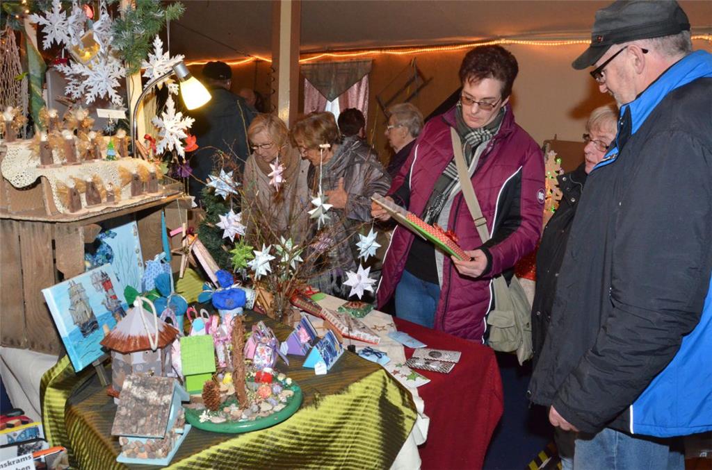 So manches Geschenk fanden die Besucher des Weihnachtsmarktes in Büttel bei den Hobbykünstlern auf dem Saal des Oldenburger Hofes. Foto: Schmonsees