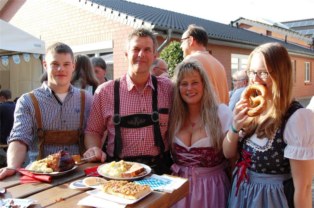 So muss es sein: Frauen im schmucken Dirndl, die Männer in der Krachledernen. 