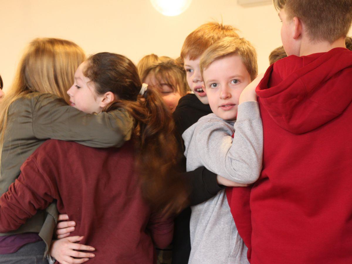 So nah kommen sich elf- oder zwölfjährige Kinder nur selten. Doch beim Sozialtraining an der KGS Tarmstedt bauen Sechstklässler schnell alle Berührungsängste ab.