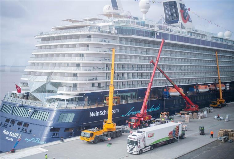 So nah kommt man Kreuzlinern wie „Mein Schiff 3“ in Bremerhaven.