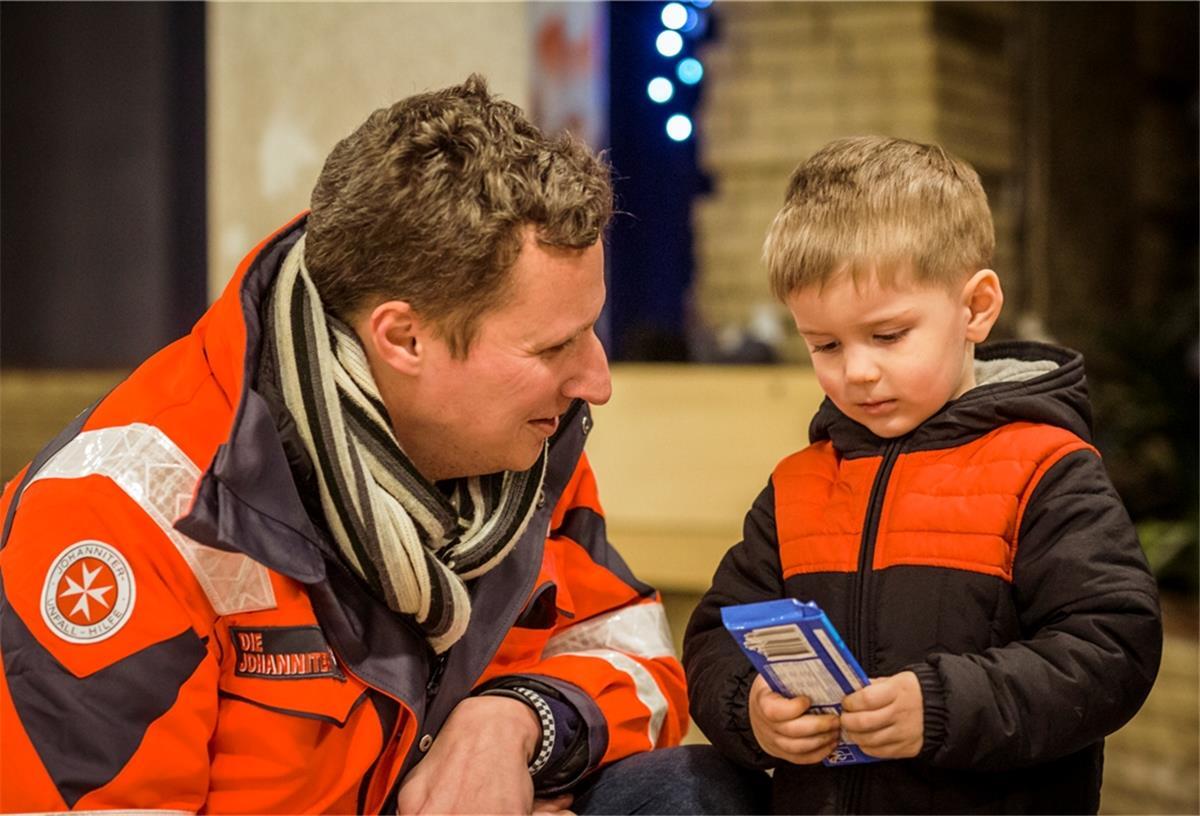 So nah wie hier auf dem Foto von 2019 werden sich die Johanniter und die Päckchenempfänger bei der Übergabe in diesem Jahr aufgrund von Corona wohl nicht kommen.