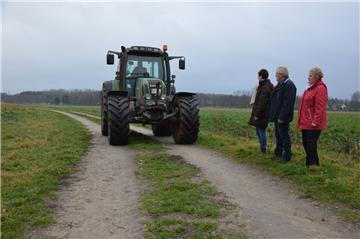 So oder so ähnlich erleben Landwirte und Fußgänger die Begegnung auf den Wirtschaftswegen auch am Langen Berg. Bernd Müller (am Steuer) sowie Maike Müller, Landwirt Eckhard Lindhorst und Ortsbürgermeisterin Rotraut Keßler (von links) werben für mehr Toleranz