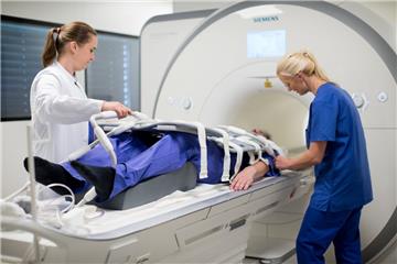 So oder so ähnlich wird der Magnetresonanztomograph aussehen, den die Firma Siemens am kommenden Dienstag liefern wird. Für das Gerät, das rund 6 Tonnen wiegt, hat Helios eigens eine große Öffnung im Mauerwerk der neuen Klinik gelassen.