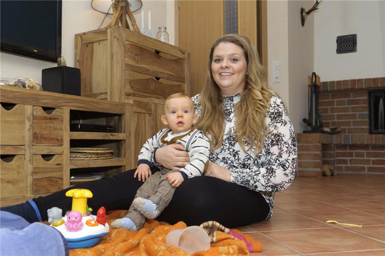So ruhig sitzt er selten da: Der einst todkranke Emil, hier mit seiner Mutter, wirkt heute so agil wie ein kerngesundes Kind. 