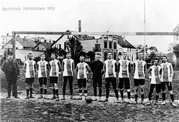 So sah die Erste Fußballmannschaft des Sportklubs Nordenham im Jahr 1910 aus. Der Klub ging später im Sportverein Nordenham auf.