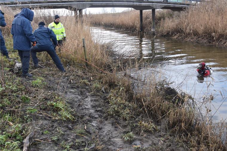 So sah die Nachsuche im Wremer Grauwallkanal aus. Ein "Magnetangler" hatte zuvor Munition im Wasser gefunden.