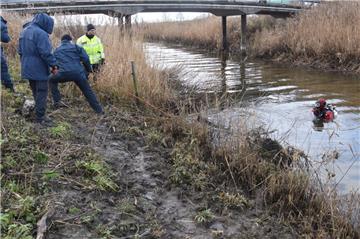 So sah die Nachsuche im Wremer Grauwallkanal aus. Ein "Magnetangler" hatte zuvor Munition im Wasser gefunden.