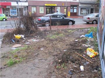 So sah die Schmuddelecke Hafen-/Felsstraße bisher aus. Inzwischen ist die Ecke schön gepflastert und das Haus daneben saniert worden.