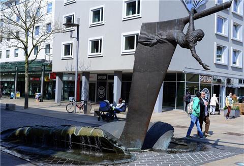 So sah die Skulptur „Bugwelle“ vorher aus - Vor einigen Wochen haben Diebe eine ca. 50 mal 30 Zentimeter große Bronzeplatte gestohlen.