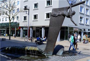 So sah die Skulptur „Bugwelle“ vorher aus - Vor einigen Wochen haben Diebe eine ca. 50 mal 30 Zentimeter große Bronzeplatte gestohlen.
