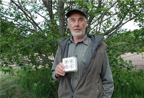 So sah er aus, der kleine Warnmelder, der mit hohen Tönen die Rehe vergrämen soll, ehe die Mähmaschinen der Bauern ausrücken. Jagdaufseher Gerhard Rowold ist verärgert, dass Unbekannte das Gerät in Hagen-Aue gestohlen haben.
