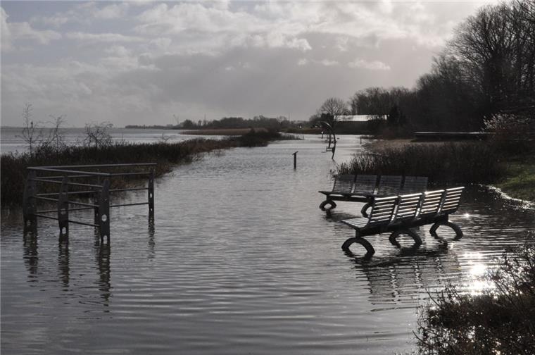 Nordenhamer Strand steht komplett unter Wasser So sah es am Montagnachmittag am Nordenhamer Strand aus