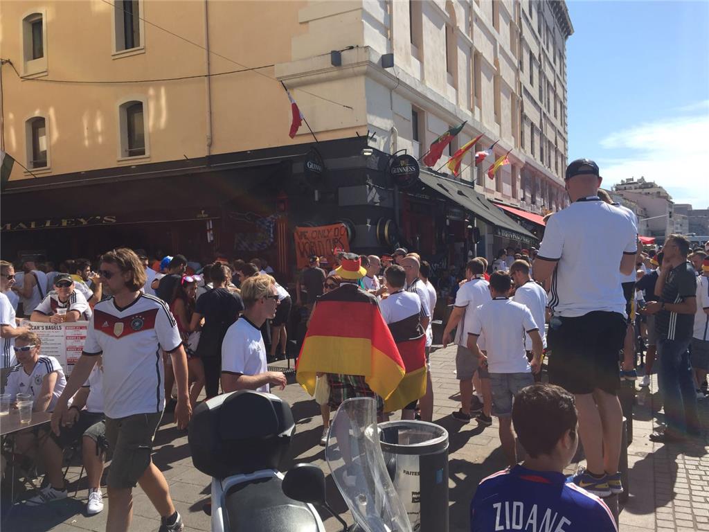 So sah es auf den Straßen von Marseille vor dem Halbfinale bei der EM 2016 aus.