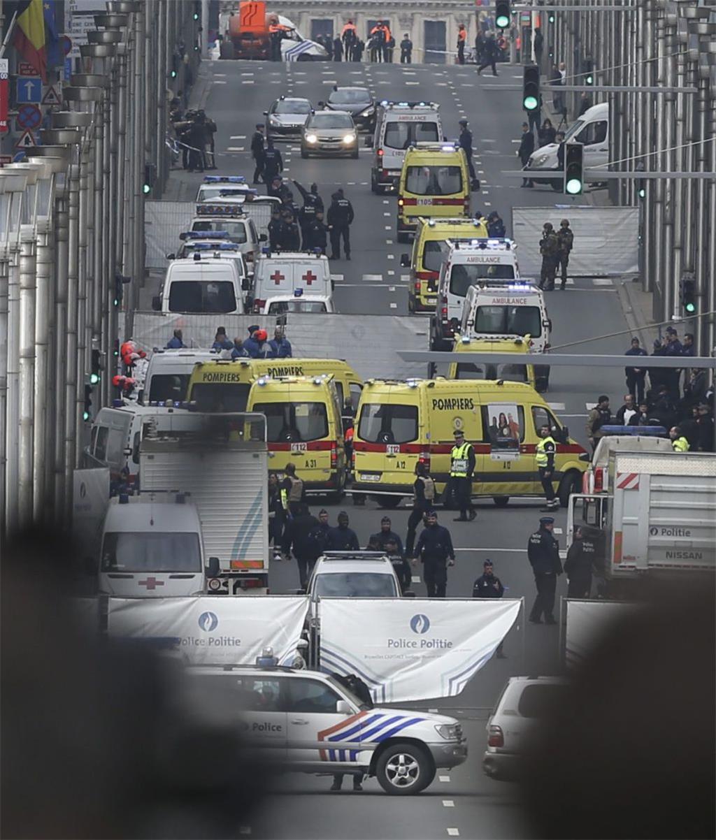 So sah es auf der Rue de la Loi nach der Explosion in der Metro-Station Maelbeek Metro aus.