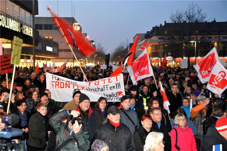 So sah es im Februar 2015 vor der Großen Kirche aus, als dort rund 1500 Bremerhavener für mehr Toleranz und gegen Fremdenfeindlichkeit demonstrierten. Jetzt ruft ein breites Bündnis dazu auf, dieses Statement aus aktuellem Anlass am Sonntag zu bekräftigen.  Foto Scheschonka