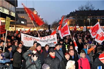 So sah es im Februar 2015 vor der Großen Kirche aus, als dort rund 1500 Bremerhavener für mehr Toleranz und gegen Fremdenfeindlichkeit demonstrierten. Jetzt ruft ein breites Bündnis dazu auf, dieses Statement aus aktuellem Anlass am Sonntag zu bekräftigen.  Foto Scheschonka