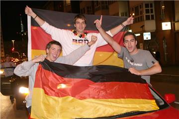 Deutsche und portugiesische Fans feiern gemeinsam auf der Straße in Bremerhaven. Fahren sollte das Auto aber nicht, wenn alles mit Flaggen bedeckt ist.