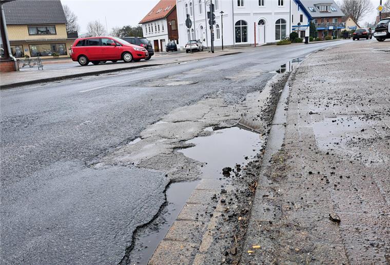 Das Land ist für den Amtsdamm zuständig und hat wegen massiver Straßenschäden bereits vor der Umleitung eine Tempo-30-Zone eingerichtet. 
