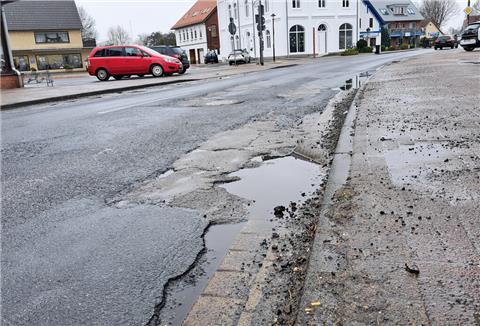Das Land ist für den Amtsdamm zuständig und hat wegen massiver Straßenschäden bereits vor der Umleitung eine Tempo-30-Zone eingerichtet. 