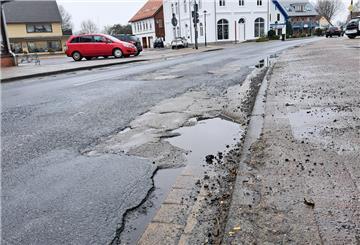 Das Land ist für den Amtsdamm zuständig und hat wegen massiver Straßenschäden bereits vor der Umleitung eine Tempo-30-Zone eingerichtet. 