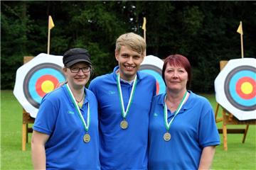 So schauen Sieger aus: Das Tarmstedter Gold-Trio Mascha Heins, Nico Gerdts und Elke Heins vom SSV Tarmstedt.