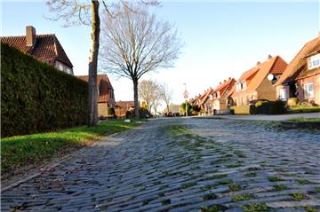 So schlimm sieht inzwischen die Fritz-Reuter-Straße in Nordenham aus. Die Anwohner haben sich gegen die Kostenbelastung durch die 
Straßenausbaubeitragssatzung gewehrt.  Die Stadt hat daraufhin auf die Sanierung der Straße verzichtet.