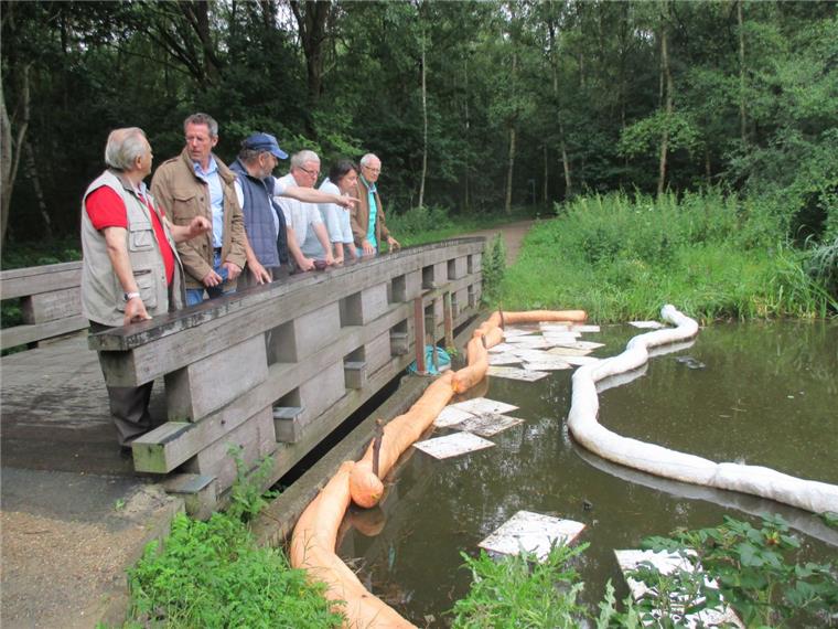 So schlimm war's noch nie: Fassungslos stehen Leherheider und Mitarbeiter des Gartenbauamts vor den Ölschäden am und im Erikasee.