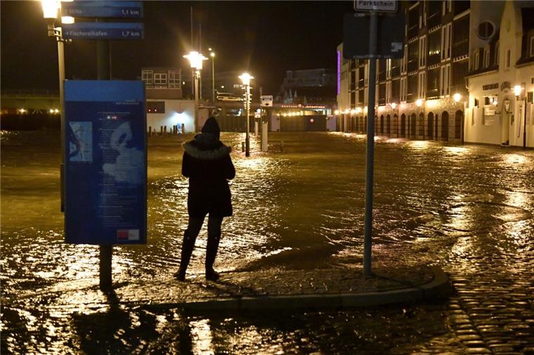 So schlimm wie auf diesem Archivfoto wird es an der Geeste in Bremerhaven wohl nicht werden. Trotzdem sollten Autofahrer vorsichtig sein.