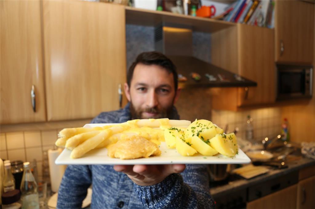 So schmeckt der Frühling: Angerichtet mit Petersilienkartoffeln, gebratenem Alaska-Seelachs und Sauce Hollandaise landet der Spargel vom Feld in Bokel auf dem Teller in der Schiffdorfer Küche.