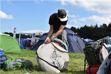 So schnell eingepackt wie ausgepackt: Sören hat den Bogen raus. Foto: Overschmid...